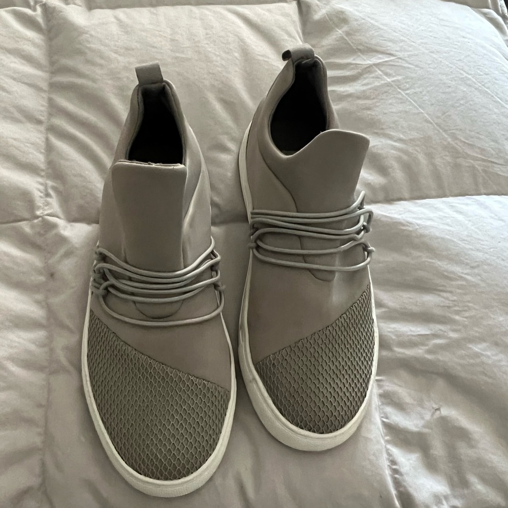 Steve Madden Grey sneaker size 7